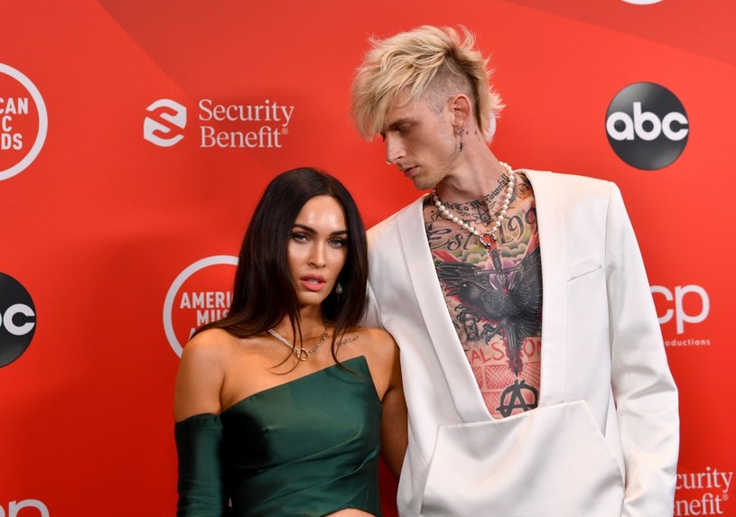 Amerykański raper Machine Gun Kelly znalazł dosyć oryginalny sposób na to, aby okazywać miłość swojej partnerce, którą od niedawna jest aktorka Megan Fox. Postanowił bowiem nosić na szyi flakonik z kroplą jej krwi. Nie on pierwszy wpadł jednak na ten pomysł. I nie zagwarantowało to trwałości związku.