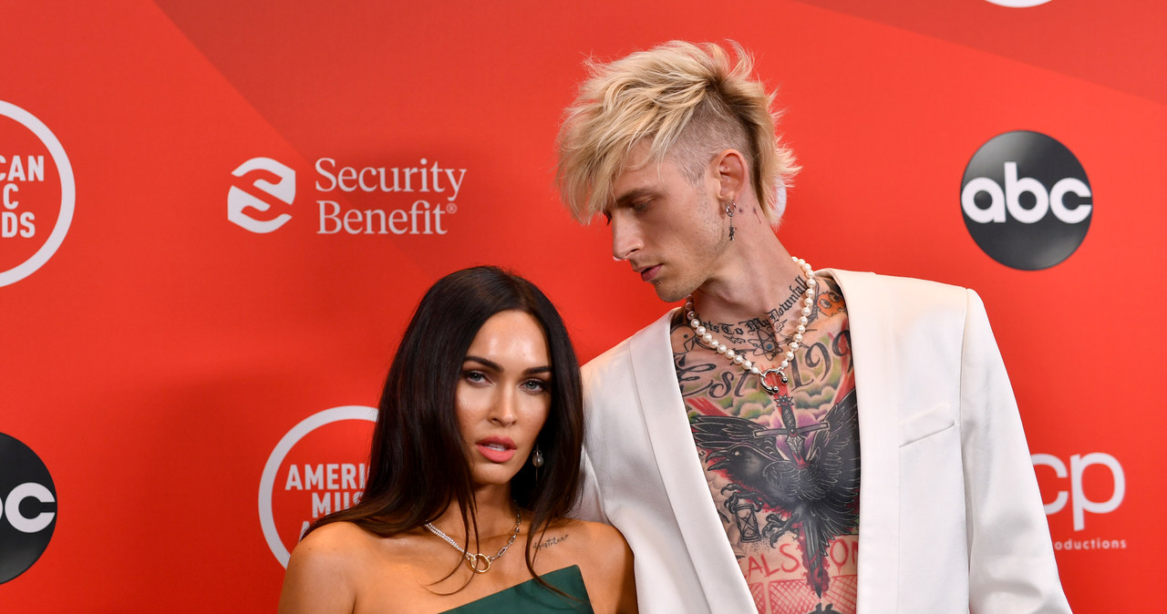 Amerykański raper Machine Gun Kelly znalazł dosyć oryginalny sposób na to, aby okazywać miłość swojej partnerce, którą od niedawna jest aktorka Megan Fox. Postanowił bowiem nosić na szyi flakonik z kroplą jej krwi. Nie on pierwszy wpadł jednak na ten pomysł. I nie zagwarantowało to trwałości związku.