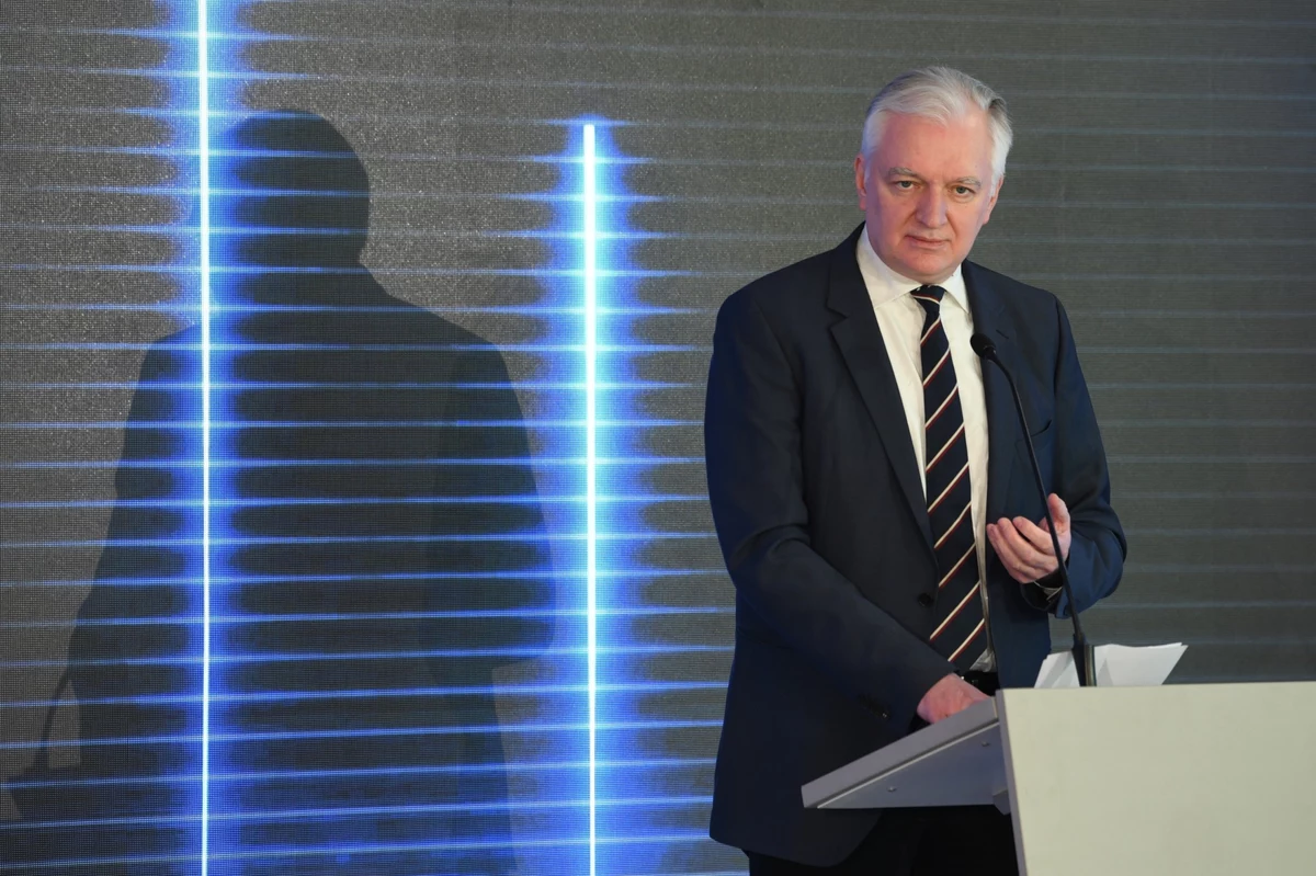 Oczekujemy ze strony Ministerstwa Finansów wycofania się z projektu podatku medialnego, albo jego głębokiej rewizji - stwierdził wicepremier, minister rozwoju, pracy i technologii Jarosław Gowin.