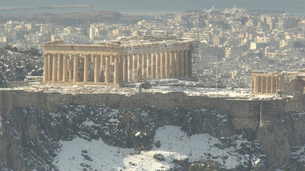 Śnieg pokrył ruiny Akropolu w centrum Aten. Zimowy front Medea przemieszcza się właśnie nad Grecją.