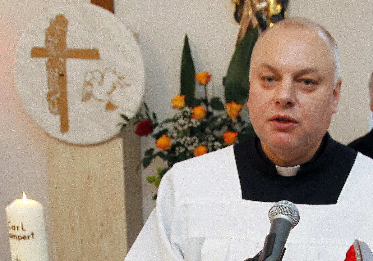 "Śmierć osoby wskazanej jako sprawca kończy postępowanie wyjaśniające, natomiast nie zaprzestajemy dalszych działań w sprawie ks. Andrzeja Dymera dotyczących m.in. ochrony godności osób poszkodowanych" - przekazała Państwowa Komisja do spraw wyjaśniania przypadków pedofilii.