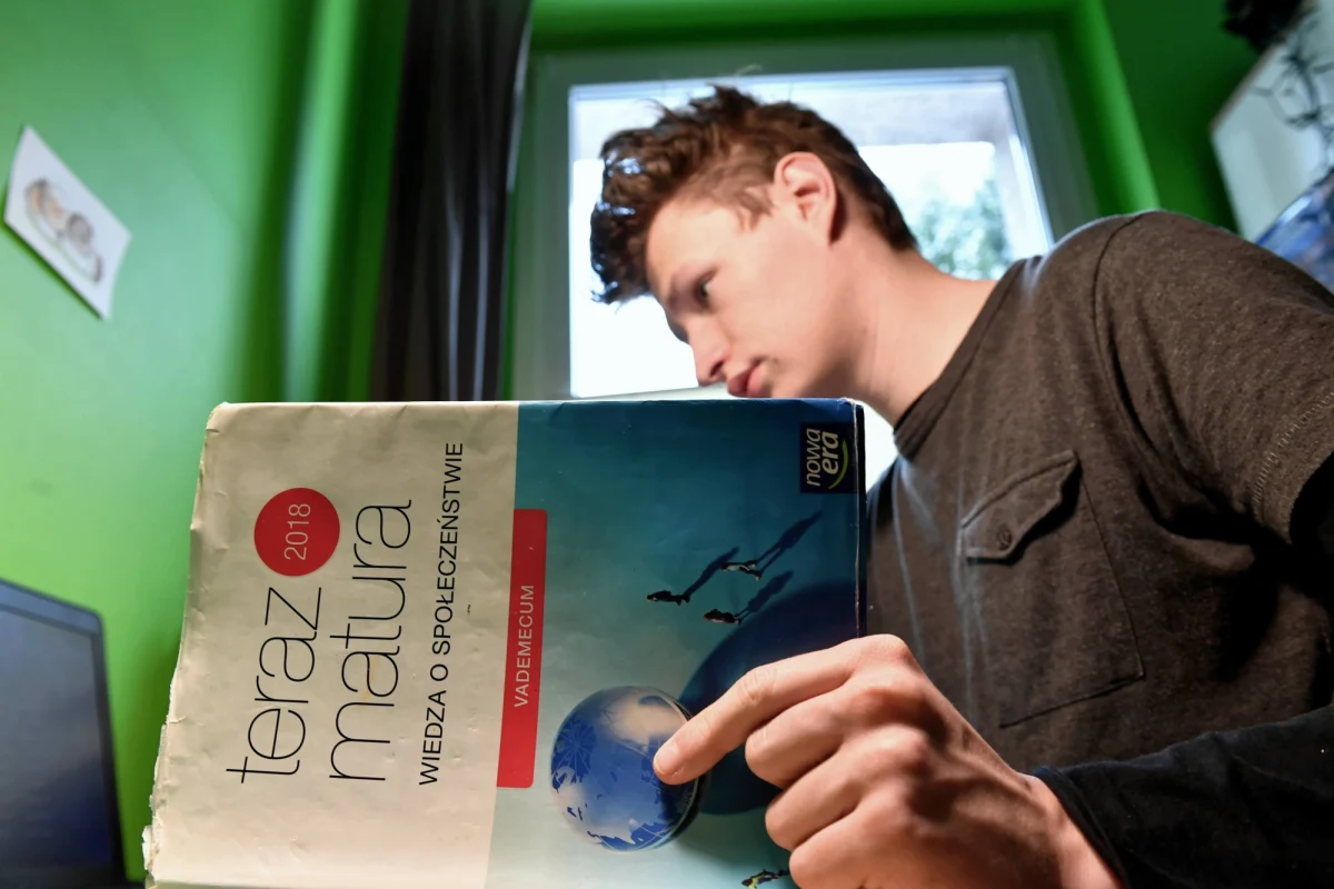 ​Centralna Komisja Egzaminacyjna ogłasza terminy i sposób przeprowadzenia próbnych egzaminów dla ostatnich klas szkół podstawowych i średnich. Maturzyści egzamin próbny zaczną pisać 3 marca, ósmoklasiści dwa tygodnie później - 17 marca.