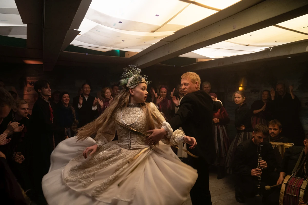 Skończyły się zdjęcia, kończy się montaż, a niebawem zaczną się prace malarskie. Film ręcznie malować będzie 70 artystów z Polski, Ukrainy i Serbii. Mają na to 15 miesięcy. Za produkcję "Chłopów", filmu opartego na noblowskiej powieści Władysława Reymonta, odpowiadają nominowani do Oscara twórcy "Twojego Vincenta" - Dorota Kobiela, Hugh Welchman i Sean Bobbitt. Muzykę pisze właśnie L.U.C. 