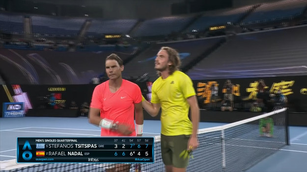 Rozstawiony z "dwójką" Hiszpan Rafael Nadal odpadł w ćwierćfinale turnieju Australian Open. Tenisista, który walczył o 21. tytuł wielkoszlemowy i poprawę rekordu wszech czasów w męskim singlu, przegrał z Grekiem Stefanosem Tsitsipasem 6:3, 6:2, 6:7 (4-7), 4:6, 5:7.
