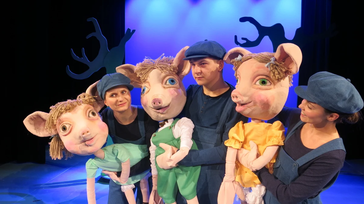 Zapraszamy na spektakl "Trzy świnki" "Trzy Świnki" na motywach baśni Braci Grimm w adaptacji Adolfa Weltschka, dyrektora Teatru Groteska. Przedstawienie będzie można obejrzeć bezpłatnie 20 i 21 lutego na platformie KrakowPomaga.pl.