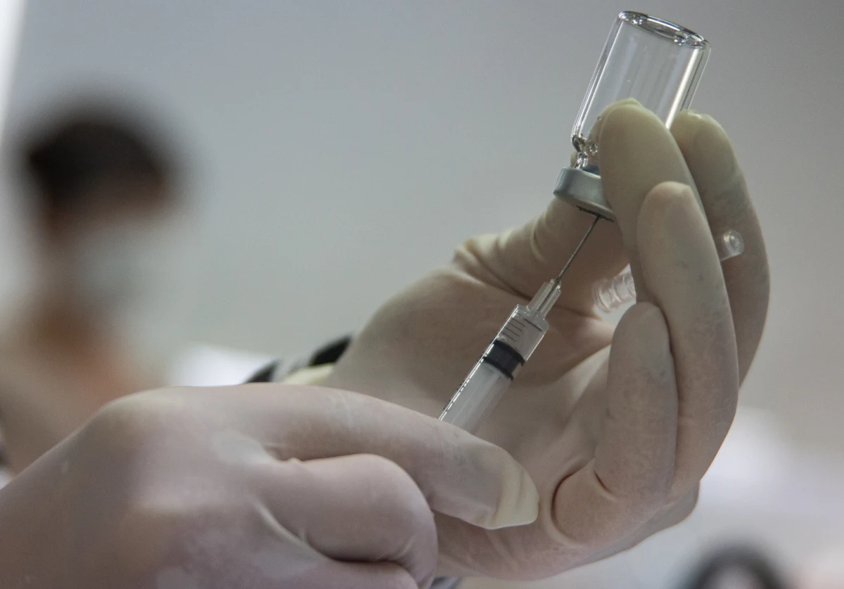 Od piątku, kiedy ruszyły szczepienia nauczycieli przeciw Covid-19, w woj. łódzkim zgłoszono osiem niepożądanych odczynów, w tym siedem łagodnych i jeden poważniejszy - poinformował PAP w środę rzecznik Ministerstwa Zdrowia Wojciech Andrusiewicz. W całym kraju jest kilkadziesiąt zgłoszeń.