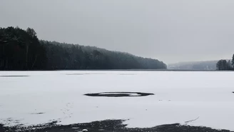 Ełk: Pijany mężczyzna zasnął na tafli jeziora