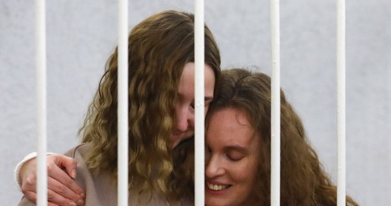 Sąd w Mińsku skazał w czwartek dwie dziennikarki Biełsatu Kaciarynę Andrejewą i Darię Czulcową na dwa lata pozbawienia wolności za „organizację zamieszek”. Reporterki aresztowano po tym, jak przeprowadziły relację wideo z akcji upamiętniającą zabitego zwolennika opozycji Ramana Bandarenkę.