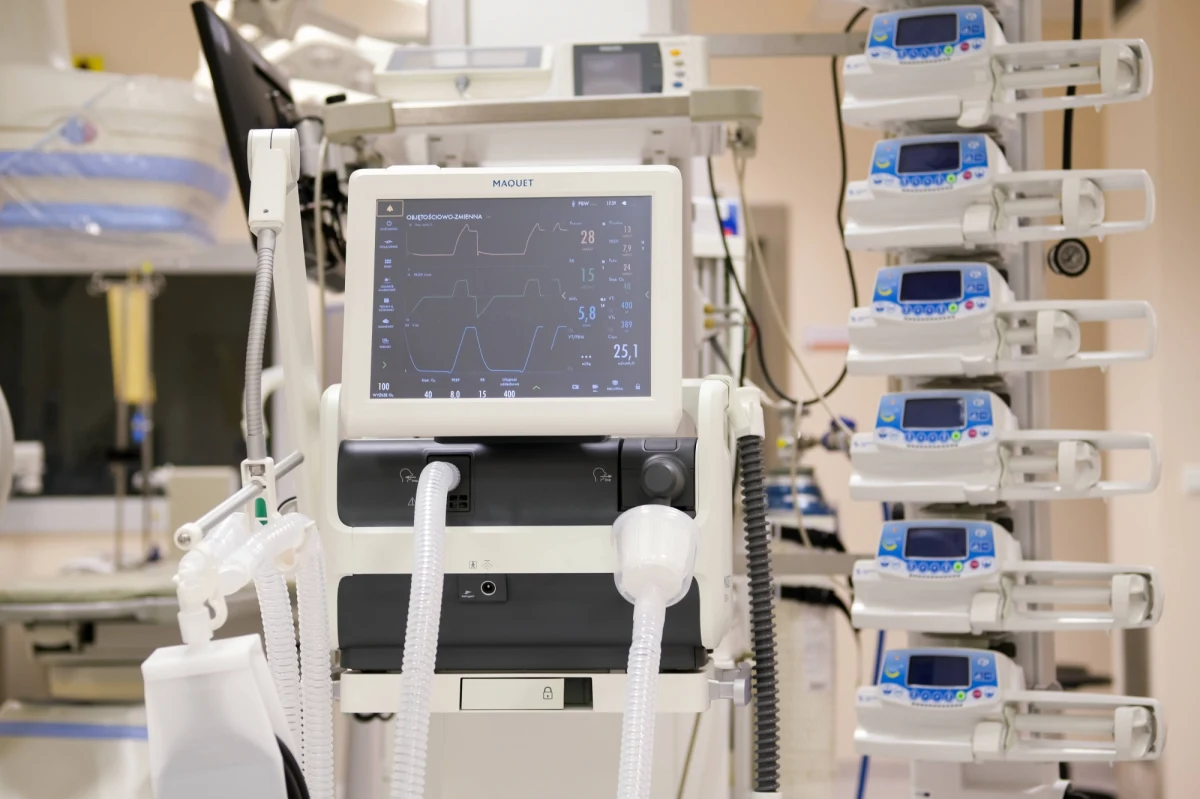 Komornik zajął 418 respiratorów na lotnisku Chopina na rzecz roszczeń Ministerstwa Zdrowia za niedostarczone przez spółkę E&K na początku pandemii respiratory - dowiedziała się PAP ze źródeł związanych ze sprawą. Każda sprzedaż sprzętu przez właścicieli wymaga zgody MZ i przekazania jej środków z transakcji.