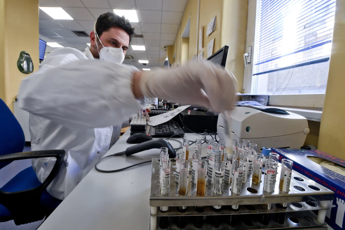 Laboratorium w Helsinkach wykryło nowy wariant koronawirusa - poinformowały fińskie władze medyczne. Patogen ma cechy wcześniej wykrytych wariantów - brytyjskiego i południowoafrykańskiego, ale jego "linia ewolucyjna jest inna".