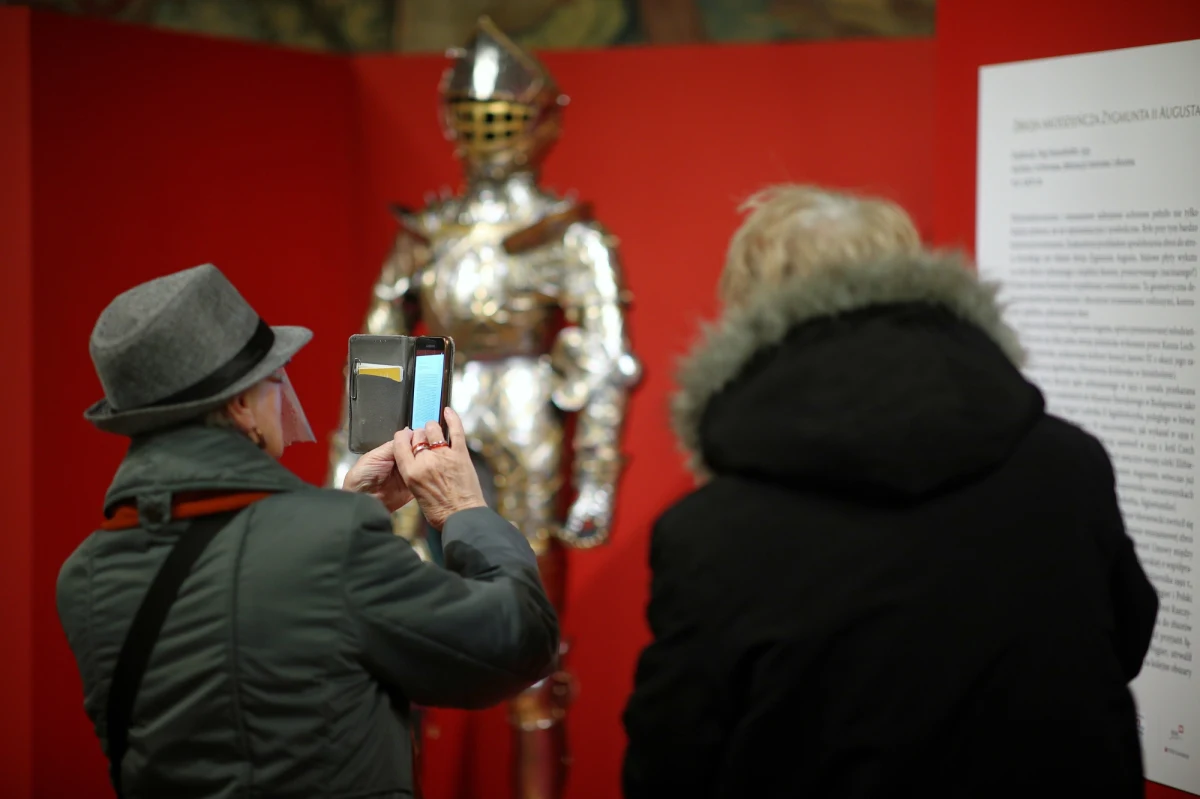 Zbroję młodego Zygmunta II Augusta, którą premier Węgier Viktor Orban przekazał Polsce, do końca lutego będzie można oglądać bezpłatnie w Sali Senatorskiej Zamku Królewskiego na Wawelu.