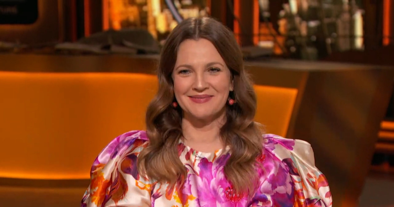 ​Drew Barrymore w nowym odcinku swojego autorskiego programu poruszyła temat chirurgicznego poprawiania urody. Gwiazda "Szarych ogrodów" wyznała, że nie chce się poddawać takim zabiegom, bo boi się, że jako osoba mająca skłonność do wpadania w nałogi, najpewniej bardzo szybko by się od nich uzależniła. "Znam siebie. Łatwo się uzależniam, więc na wszelki wypadek nie chcę tego robić" - wyznała aktorka.