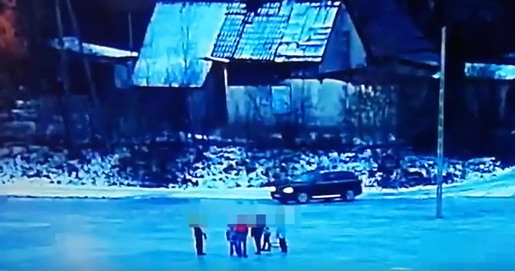 Wyjątkowo pobłażliwa policja i prokuratura dla kierowcy, który Wyszkowie na Mazowszu jeździł samochodem po zamarzniętym Bugu w pobliżu dzieci bawiących się na lodzie. Jak dowiedział się reporter RMF FM, mężczyznę ukarano mandatem w wysokości... 200 złotych. 