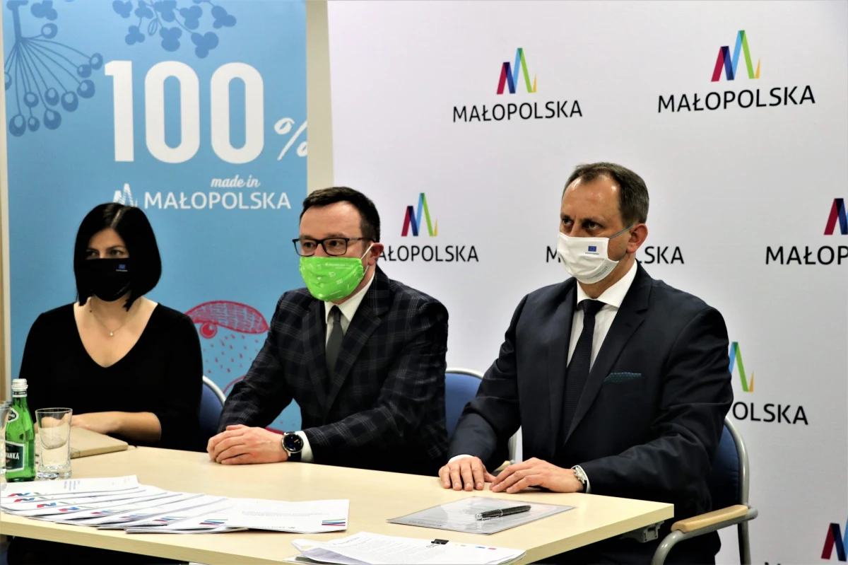 W Małopolskim Centrum Przedsiębiorczości rozpoczął pracę zespół, który w dobie pandemii koronawirusa będzie pomagał przedsiębiorcom. Chodzi zarówno o dotacje z Tarczy Antykryzysowej, jak szkolenia, doradztwo i możliwość zwolnienia z części podatków. Rodzaje świadczeń zostały zebrane w "Vademecum na czas pandemii".