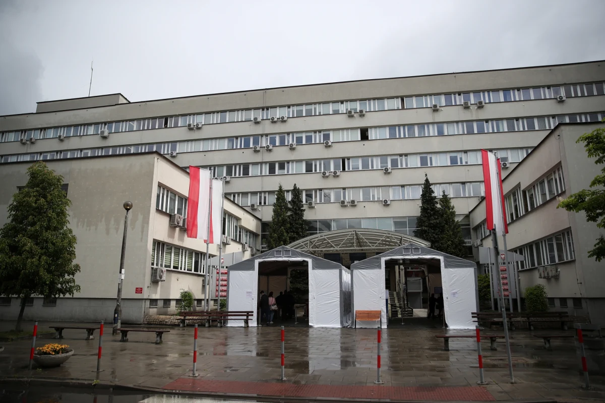 Przeszukania w krakowskim Sądzie Okręgowym. W akcji uczestniczyli funkcjonariusze Centralnego Biura Śledczego Policji. Służby działały na polecenie Małopolskiego Wydziału Zamiejscowego Prokuratury Krajowej, która prowadzi śledztwo w sprawie zorganizowanej grupy przestępczej złożonej z pseudokibiców jednej z krakowskich drużyn piłkarskich - dowiedział się reporter RMF FM Krzysztof Zasada. 