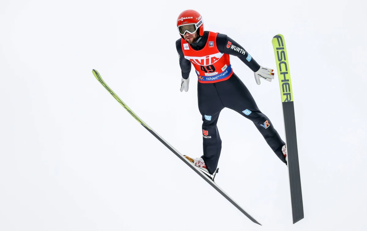 Kamil Stoch zajął trzecie, a Piotr Żyła piąte miejsce w prologu zawodów Pucharu Świata w skokach narciarskich w rumuńskim Rasnovie. Najlepszy okazał się Niemiec Markus Eisenbichler. W piątek konkurs indywidualny, a w sobotę - drużyn mieszanych.
