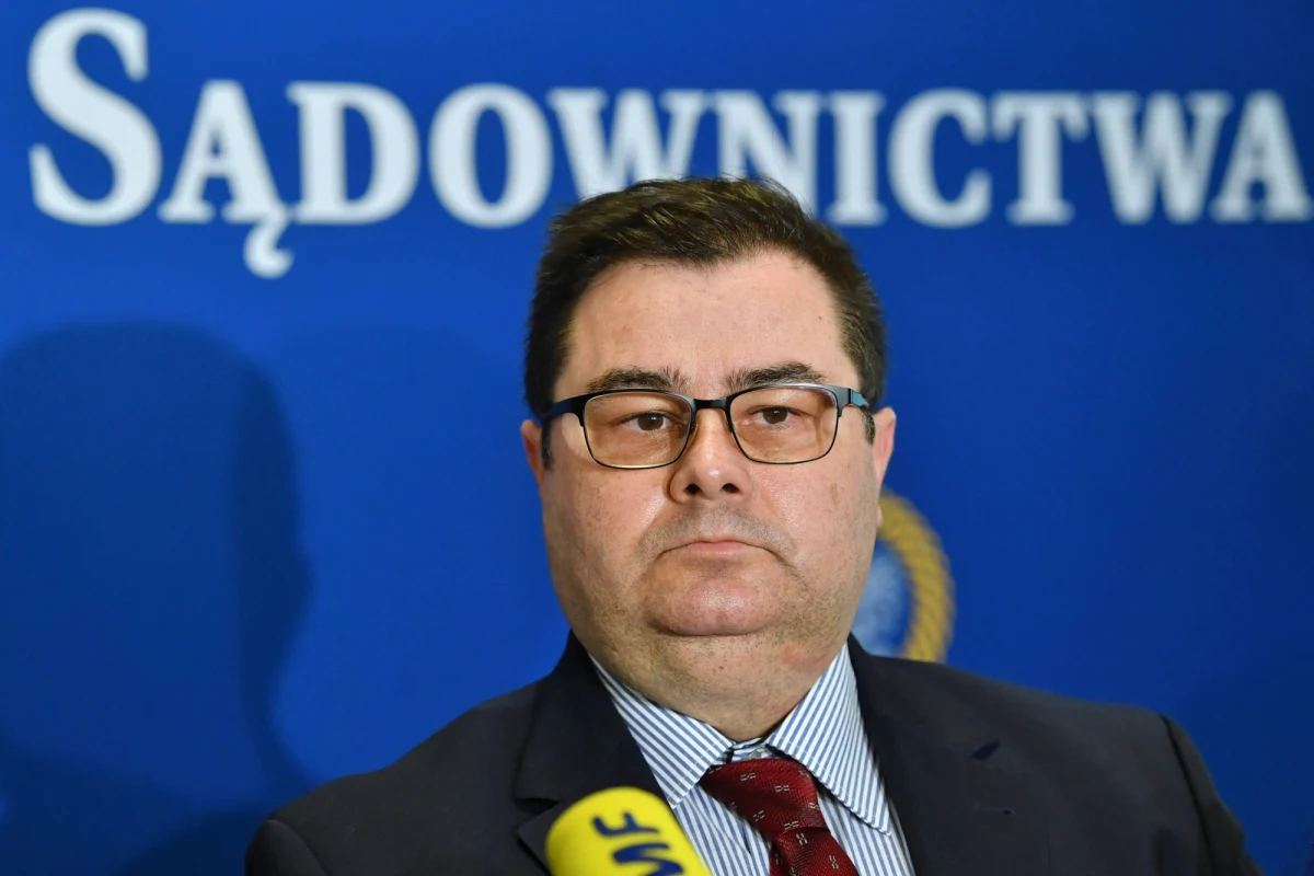 "Uważam, że kontakty Krajowej Rady Sądownictwa z Europejską Siecią Rad Sądownictwa powinny zostać przywrócone" – stwierdził nowy szef Krajowej Rady Sądownictwa sędzia Paweł Styrna w rozmowie z dziennikarzem RMF FM Patrykiem Michalskim. "Mam nadzieję, że w najbliższych tygodniach wypracujemy jakąś formułę, która pozwoli nam podjąć inicjatywę w tej sprawie" – dodał. Sędzia przyznał, że po objęciu fotela przewodniczącego złożył dymisję z funkcji wiceprezesa Sądu Okręgowego w Krakowie. Została ona przyjęta przez ministra sprawiedliwości. Paweł Styrna w RMF FM zapowiada też, że po konflikcie w KRS wokół wypłacania dodatkowych diet i odwołaniu rzecznika prasowego, Rada nie planuje powoływania następcy Macieja Mitery. 