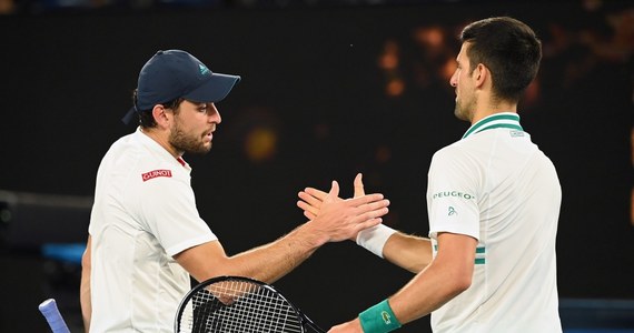 Novak Djoković jest o krok od trzeciego z rzędu tytułu w wielkoszlemowym Australian Open: Serb, najwyżej rozstawiony w prestiżowym turnieju, pokonał w półfinale Rosjanina Asłana Karacjewa – autora największej niespodzianki imprezy – 6:3, 6:4, 6:2. Finałowego rywala Djoković pozna w piątek.