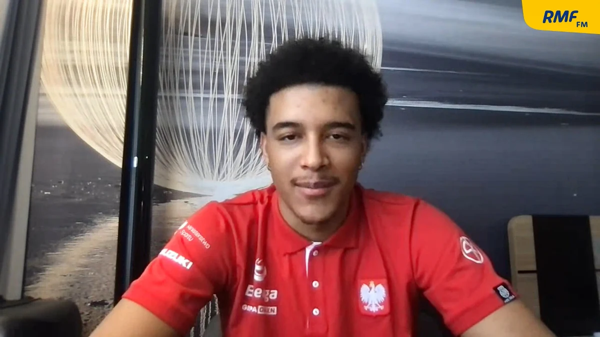 Jeremy Sochan po raz pierwszy przyjechał na zgrupowanie koszykarskiej reprezentacji Polski. Urodzony w USA w 2003 roku koszykarz najmłodsze lata spędził w Wielkiej Brytanii, ale chce grać dla Polski. "Pragnę, żeby zostać w reprezentacji Polski" – zaznacza Jeremy Sochan, z którym po pierwszym zgrupowaniu w dorosłej reprezentacji rozmawiał Patryk Serwański z redakcji sportowej RMF FM. 