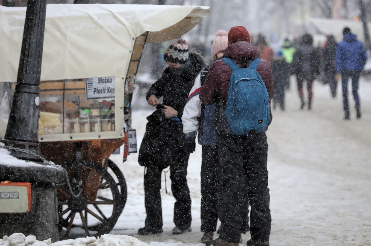 Zakopiańscy przedsiębiorcy, którzy mimo zakazów otworzyli swoje biznesy, donoszą do prokuratury na premiera Mateusza Morawieckiego. Zarzucają mu, że nawołując przed wyborami prezydenckimi do udziału w głosowaniu, naraził wiele osób na zagrożenie życia i zdrowia. Twierdzą również, że szef rządu niezgodnie z konstytucją ogranicza działalność gospodarczą, narażając ludzi na utratę zarobków i doprowadza ich do ubóstwa. 