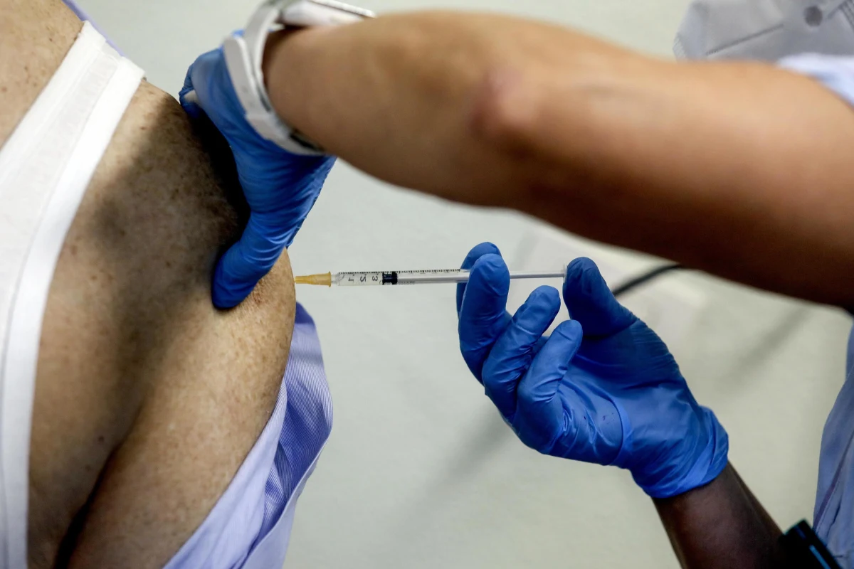 15 marca zaczną się szczepienia osób przewlekle chorych. To osoby po przeszczepach, dializowane oraz mechanicznie wentylowane. Zaraz po osobach chorych z grupy 1B zaczną się szczepienia służb mundurowych. 
