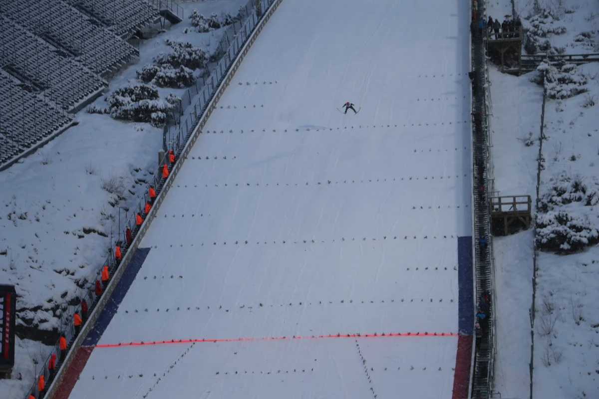 Skoczkowie narciarscy tylko w piątek będą rywalizować w rumuńskim Rasnovie o indywidualne punkty Pucharu Świata. W prologu Polacy spisali się dobrze, Kamil Stoch zajął trzecie, a Piotr Żyła piąte miejsce. Na sobotę zaplanowano konkurs drużyn mieszanych.