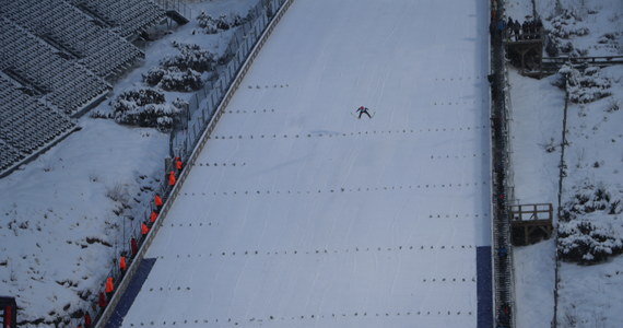 Skoczkowie narciarscy tylko w piątek będą rywalizować w rumuńskim Rasnovie o indywidualne punkty Pucharu Świata. W prologu Polacy spisali się dobrze, Kamil Stoch zajął trzecie, a Piotr Żyła piąte miejsce. Na sobotę zaplanowano konkurs drużyn mieszanych.