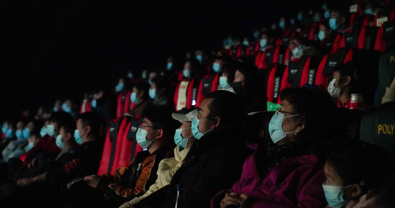 Pandemia koronawirusa od ponad roku daje się we znaki światowemu przemysłowi kinowemu. Ale mimo coraz częściej pojawiających się głosów o rychłej śmierci kin, nie wszędzie sytuacja wygląda źle. Ubiegły weekend w chińskich kinach należał do rekordowych. Wyświetlane tam chińskie produkcje zarobiły ponad 700 milionów dolarów. A to nie wszystko. Z opublikowanych właśnie raportów wynika, że w 2020 roku wybudowano w Chinach blisko sześć tysięcy nowych sal kinowych.