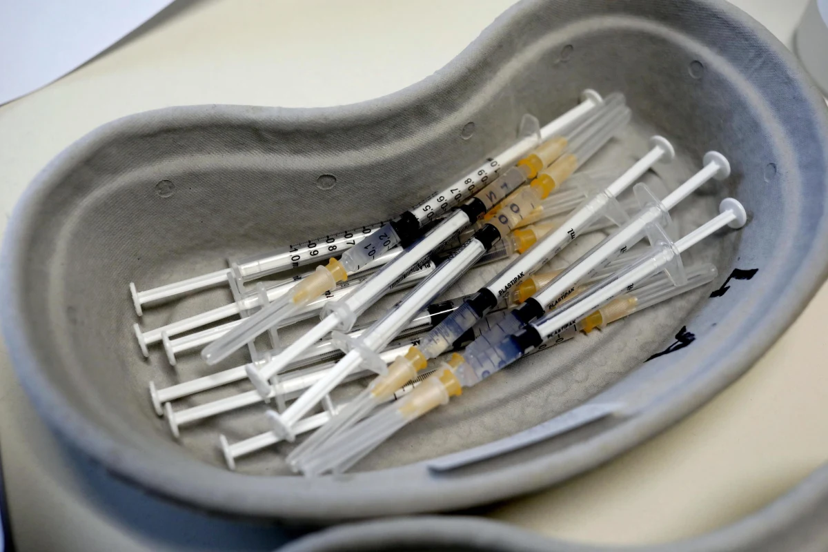 Ponad 4,1 mln dawek - taka jest dziura w dostawach do Polski preparatów trzech producentów szczepionek przeciw Covid-19. To rozbieżność między obiecywanym harmonogramem, a tym co rzeczywiście dociera i dotrze do Polski do końca pierwszego kwartału. 