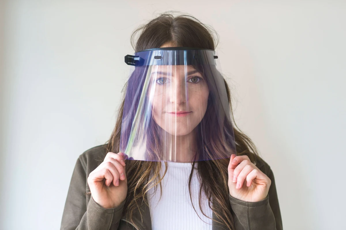 Rząd szykuje zakaz noszenia samych przyłbic w miejscach publicznych. Ograniczone ma zostać także używanie chustek i szalików zamiast maseczek – dowiedzieli się nieoficjalnie dziennikarze RMF FM.