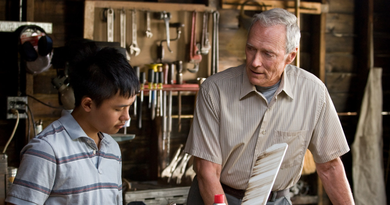 "Gran Torino" to jeden z najbardziej poruszających filmów amerykańskich ostatnich lat. Clint Eastwood wciela się w nim w weterana wojny koreańskiej - Walta Kowalskiego, niechętnego swoim azjatyckim sąsiadom. Partnerujący mu w tym filmie aktor stwierdził, że takie obrazy stworzyły grunt pod koronawirusowy antyazjatycki rasizm.