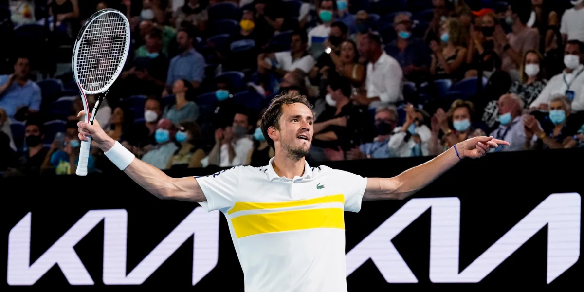 Rozstawiony z "czwórką" Daniił Miedwiediew pokonał Greka Stefanosa Tsitsipasa (5.) 6:4,6:2, 7:5 w półfinale turnieju Australian Open. Rosyjski tenisista po raz drugi w karierze zagra w meczu o wielkoszlemowy tytuł, a jego rywalem będzie Serb Novak Djokovic (1.).