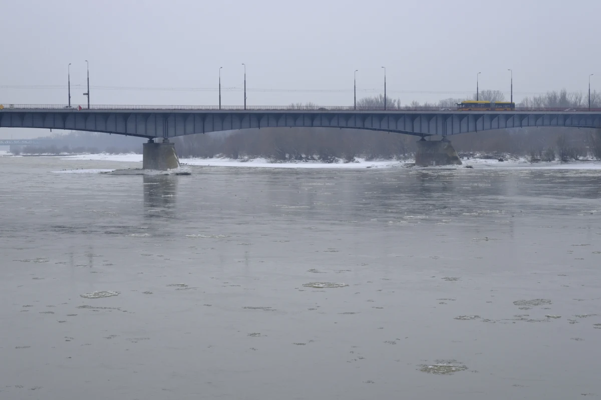 ​Stany ostrzegawcze przekroczone są już na ponad 30 stacjach wodowskazowych w całej Polsce. To wniosek z najnowszego raportu Instytutu Meteorologii i Gospodarki Wodnej. Wyższy poziom rzek to efekt odwilży i roztopów, które rozpoczęły się na zachodzie kraju.