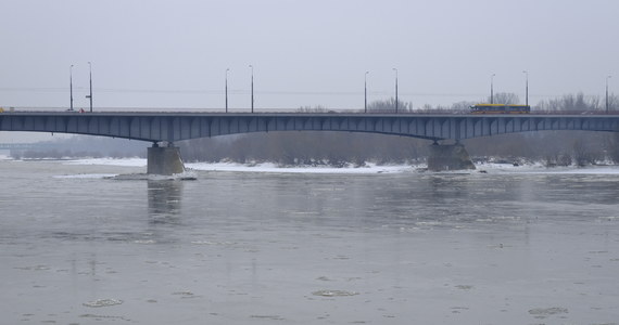 ​Stany ostrzegawcze przekroczone są już na ponad 30 stacjach wodowskazowych w całej Polsce. To wniosek z najnowszego raportu Instytutu Meteorologii i Gospodarki Wodnej. Wyższy poziom rzek to efekt odwilży i roztopów, które rozpoczęły się na zachodzie kraju.