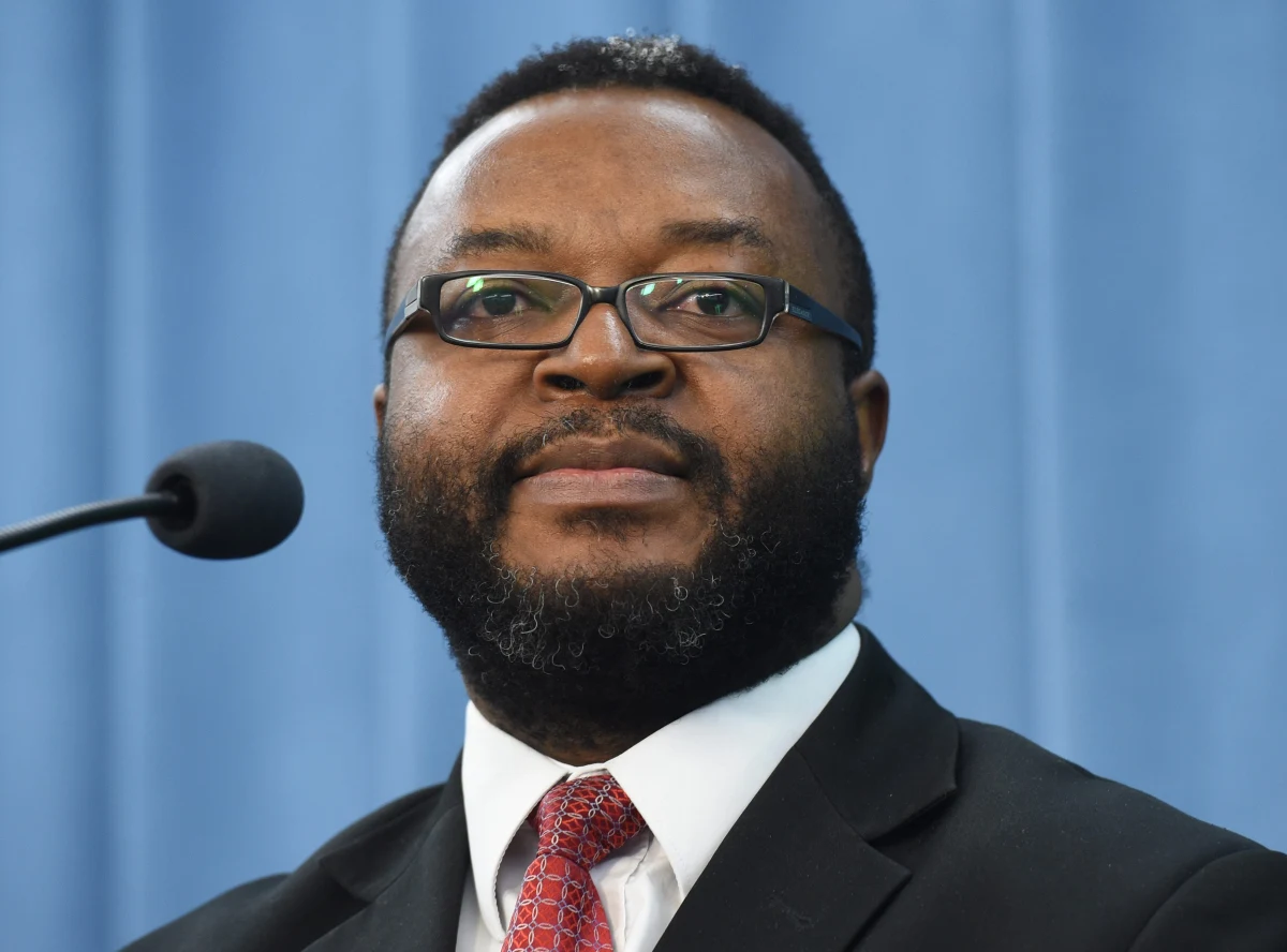 "Codziennie czytam, co się dzieje w Polsce" - mówi w Popołudniowej rozmowie w RMF FM były poseł John Godson. "Przyjechałem z powrotem do Nigerii 5 lat temu, chciałbym inwestować, stworzyć miejsca pracy, pomagać ludziom. (...)" - dodaje. "Jakbym kontynuował kandydaturę na prezydenta Łodzi, prędzej czy później bym nim został. Wszystko zależy od priorytetów. Nadal byłbym w polskiej polityce. Ale uważam, że Afryka bardziej mnie potrzebuje, niż Polska. Polska już jest rozwiniętym krajem, który przeszedł transformację. Afryka, Nigeria - cały czas się z tym boryka" - stwierdza Godson. I zapewnia w rozmowie z Marcinem Zaborskim: "Obiecuję panu, że prędzej czy później będę prezydentem Nigerii". 