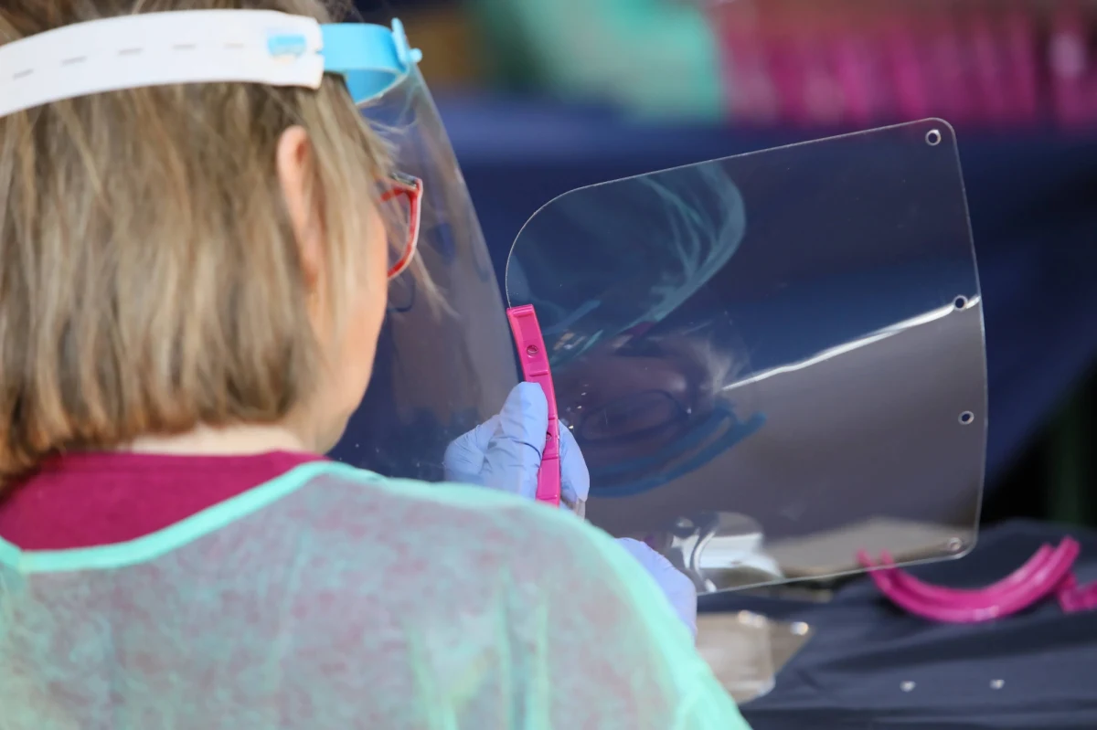 Będzie zakaz zakrywania ust i nosa jedynie przyłbicami. Minister zdrowia Adam Niedzielski potwierdził wcześniejsze nieoficjalne doniesienia dziennikarza RMF FM Krzysztofa Berendy. 