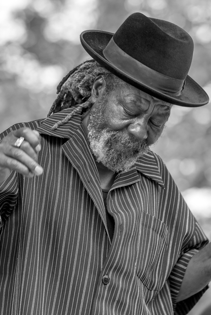 Wokalista reggae i pionier toastingu U-Roy zmarł w wieku 78 lat w szpitalu w Kingston (Jamajka). Legendarny muzyk chorował na cukrzycę, wysokie nadciśnienie i problemy z nerkami.