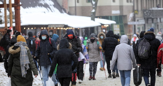 Kilkudziesięciu policjantów z Oddziału Prewencji w Krakowie wesprze w weekend funkcjonariuszy z Zakopanego. Wojewoda małopolski Łukasz Kmita zapowiedział, że osobiście będzie się przyglądał sytuacji w stolicy Tatr i zaapelował o przestrzeganie reżimu sanitarnego. W ubiegły weekend Zakopane przeżyło prawdziwy najazd turystów, tłumy – m.in. na Krupówkach – spowodowane były piątkowym poluzowaniem obostrzeń. Rządzący obawiają się, że powtarzające się grupowanie turystów może spowodować nagły wzrost zachorowań na Covid-19.