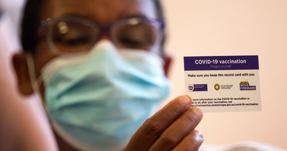 Wykryty w grudniu 2020 roku w Republice Południowej Afryki nowy, bardziej zakaźny wariant koronawirusa 501Y.V2, został już zidentyfikowany w 31 krajach. Wyniki badań przeprowadzone w RPA sugerują, że jest bardziej odporny na szczepionki przeciwko Covid-19 niż wariant podstawowy wirusa, nie ma za to danych, by odpowiadał za cięższy przebieg choroby lub wyższą śmiertelność.