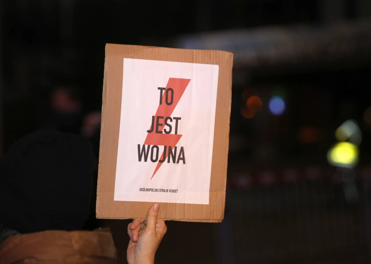 Około stu osób brało udział w zorganizowanym przez Strajk Kobiet proteście w Warszawie. To kolejna tego typu demonstracja po publikacji wyroku Trybunału Konstytucyjnego w sprawie aborcji.