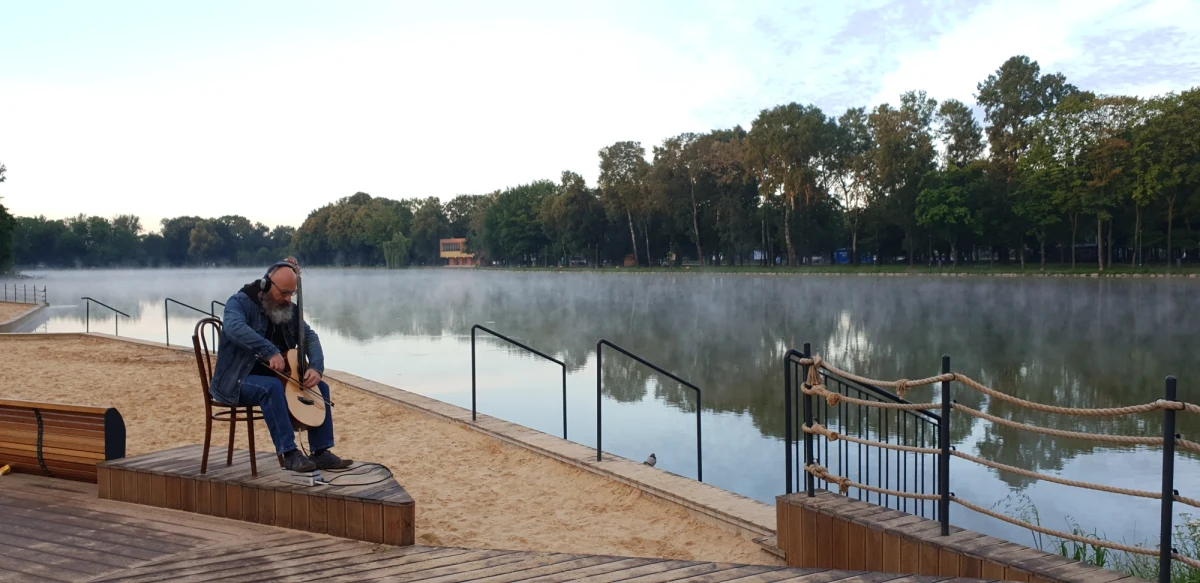 Jakimi słowami odmalowalibyście dźwiękowy klimat Nowej Huty? Pierwsze wasze skojarzenia podążyłyby zapewne ku przemysłowym odgłosom: chmurze huku, zgniatania, łomotu, syku, warkotu, pisku, zgrzytów itp. 
