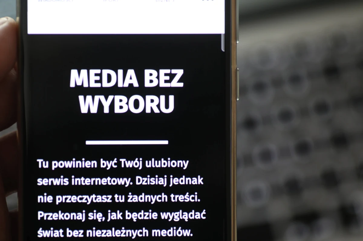 Senat przyjął w piątek uchwałę, w której "wyraża zdecydowany sprzeciw wobec ograniczania wolności i praw obywatelskich Polek i Polaków poprzez działania rządu RP, zmierzające do likwidacji niezależnych mediów" oraz wyraża solidarność z protestującymi mediami komercyjnymi.
