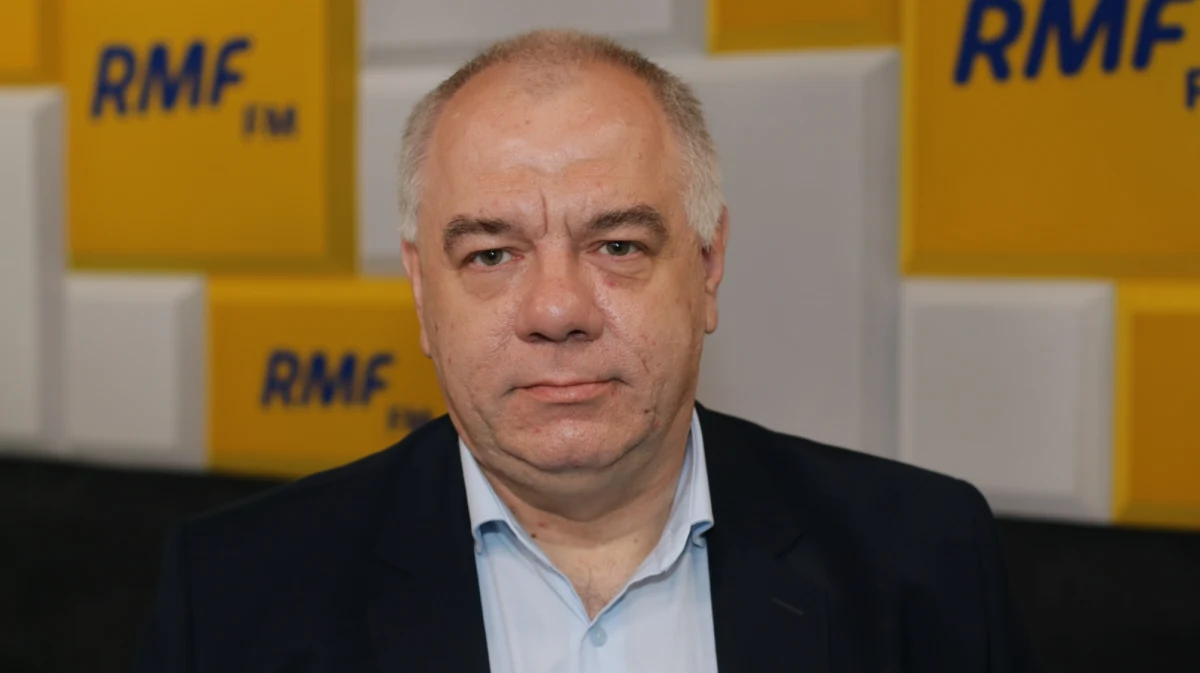 "Na moim biurku leży podpisana przez pana premiera Mateusza Morawieckiego dymisja pana ministra Kowalskiego. Jeszcze dzisiaj pan minister tę dymisję otrzyma. Misja pana ministra Kowalskiego w resorcie aktywów państwowych dobiega końca" - stwierdził w RMF FM Jacek Sasin - wicepremier i minister aktywów państwowych, pytany o przyszłość swojego dotychczasowego zastępcy Janusza Kowalskiego. Potwierdził tym samym nieoficjalne informacje o jego dymisji. "Nie jest dla nikogo tajemnicą, że jest duża różnica poglądów pomiędzy większością rządu a tym, co głosił pan minister Kowalski. Szczególnie w tym resorcie (...) dwugłos wychodzący z ministerstwa, bardzo poważny rozdźwięk pomiędzy wypowiedziami kierownictwa resortu, nie jest czymś dobrym" - dodał.