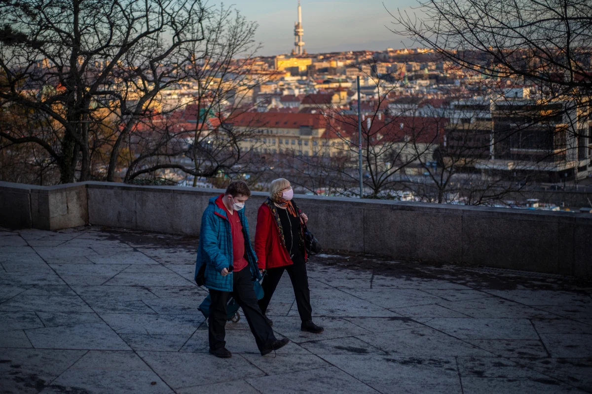 Czeski rząd podjął w piątek decyzję o przedłużeniu zamknięcia sklepów, które nie sprzedają artykułów pierwszej potrzeby. Minister zdrowia Jan Blatny zapowiedział, że w miejscach, w których gromadzi się więcej osób, obowiązkowe będzie noszenie maseczek klasy FFP2.