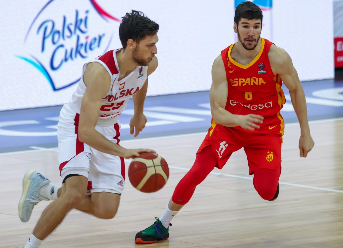 Polscy koszykarze przegrali z Hiszpanią 88 do 89 w przed ostatnim meczu eliminacji Eurobasketu. Biało-czerwoni i tak pojadą jednak na przyszłoroczny turniej, bo wcześniej Rumunia przegrała z Izraelem. 