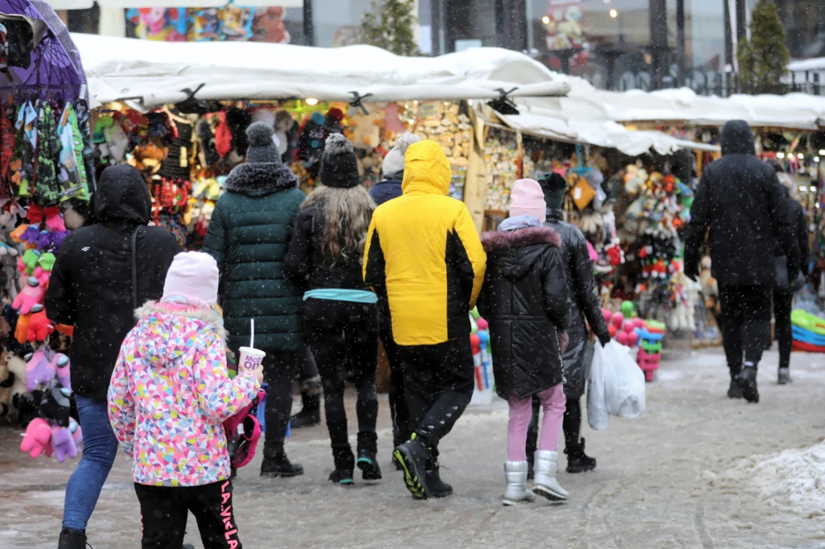 Spontanicznych tańców na Krupówkach nie było, były natomiast policyjne interwencje w związku z zakłócaniem ciszy nocnej w hotelach i pensjonatach. To tam imprezowała w nocy część turystów, którzy na weekend zjechali do Zakopanego.