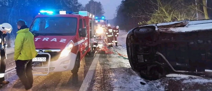 Policja bada okoliczności porannego wypadku w miejscowości Włyń w powiecie sieradzkim (woj. łódzkie). Dachowało tam auto dostawcze. Jedna osoba zginęła, a jedna jest ranna. 