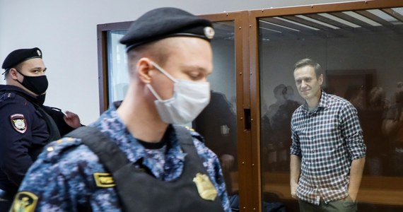 Nie 2 lata 8 miesięcy lata ale o półtora miesiąca krócej spędzi w kolonii karnej zatwardziały krytyk Kremla Aleksiej Nawalny. Nieoczekiwanie rosyjski sąd skrócił nieznacznie wymierzoną mu wcześniej karę. Jednocześnie podkreślił, że wyrok sądu niższej instancji, wydany wobec opozycjonisty w zawieszeniu w 2014 roku, ma być "odwieszony". Okres kary ma upłynąć na przełomie lipca i sierpnia 2023 roku. Adwokaci nie wiedzą dokładnie, kiedy Nawalny zostanie wysłany do kolonii karnej. Teoretycznie może to nastąpić jeszcze dziś.