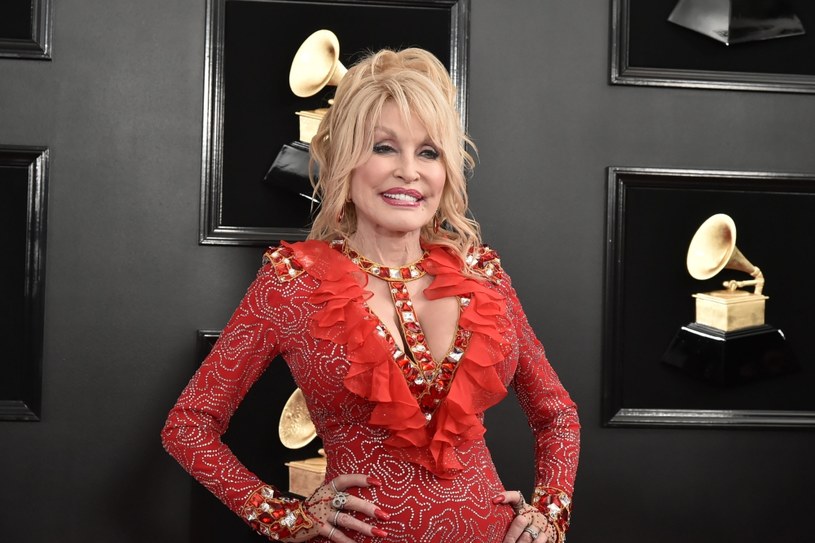 Włodarze stanu Tennessee, z którego pochodzi Dolly Parton, wpadli na pomysł uhonorowania tej piosenkarki pomnikiem. Monument miałby stanąć w stolicy tego stanu, Nashville. Królowa muzyki country próbuje wyperswadować to lokalnym politykom, bo - jak argumentuje - są teraz ważniejsze sprawy, którymi powinni się zająć.