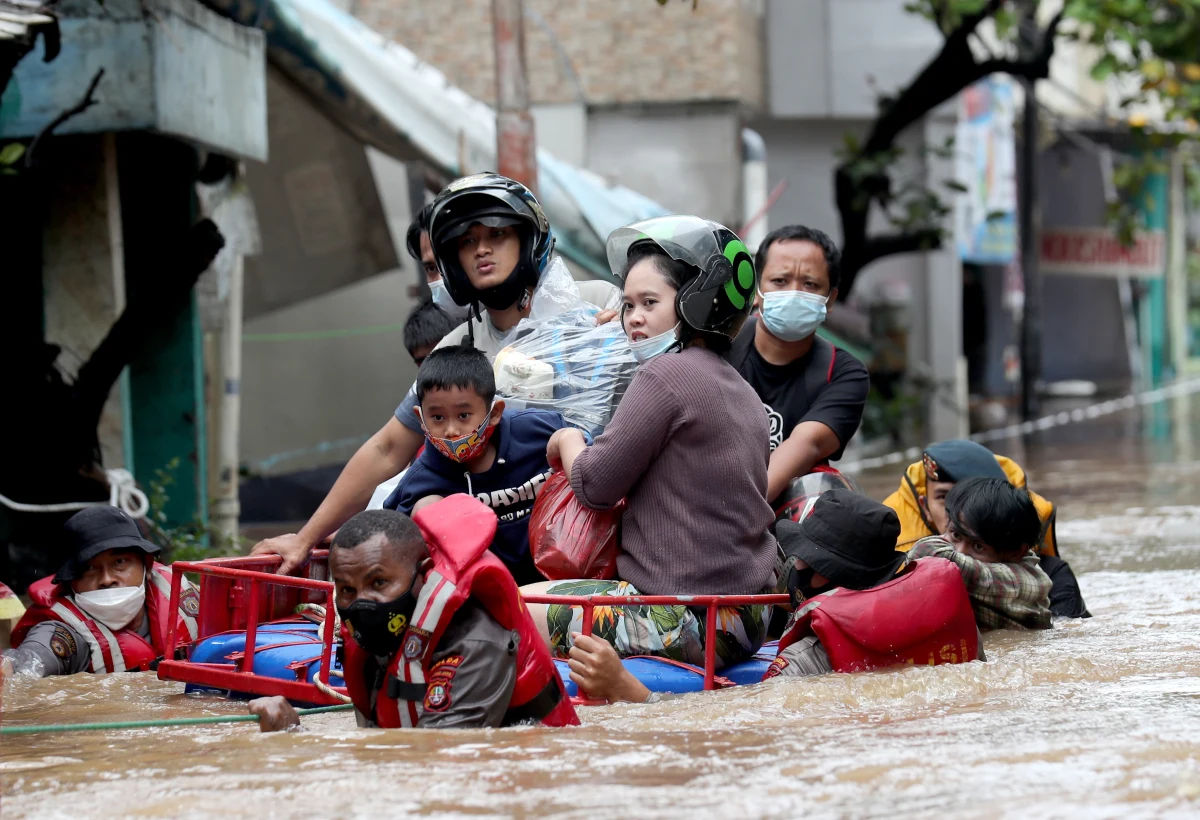Ulewne deszcze, jakie nawiedziły Dżakartę, spowodowały zalanie niektórych dzielnic stolicy Indonezji i lokalne podtopienia. W nocy z piątku na sobotę ewakuowano łącznie 1380 osób, których domy zostały zalane. Poziom wody sięgał tam 1,8 m - podały władze.